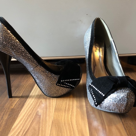 Quips brand..size 8..pewter glitter shoes - Picture 5 of 5